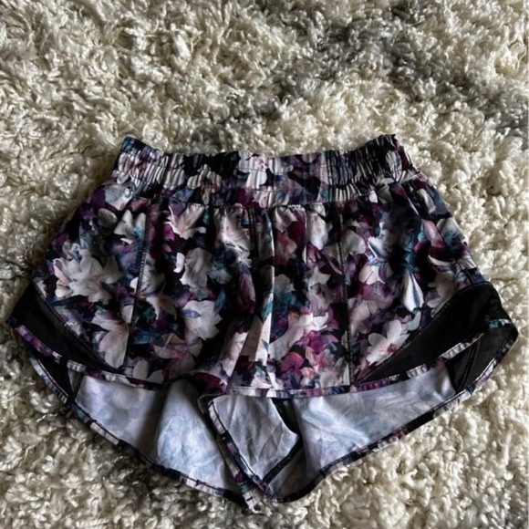 Lululemon Hotty Hot Short II *2.5" Utopia Multi / Deep Phantom - Picture 1 of 3